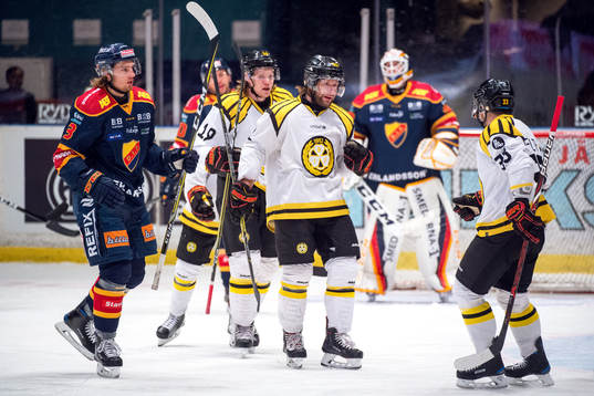 Brynäs Jonathan Granström jublar med lagkamrater