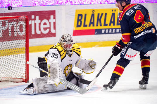 Brynäs målvakt David Rautio räddar ett friläge från