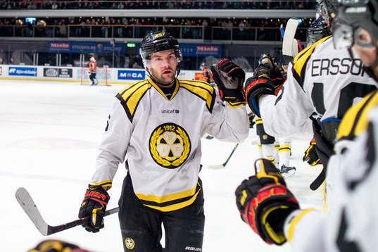 Brynäs Simon Bertilsson jublar