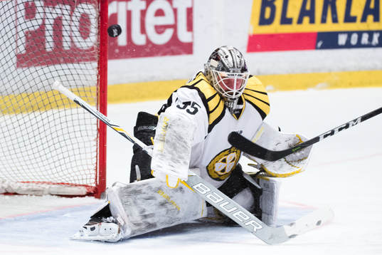Brynäs målvakt David Rautio räddar skott