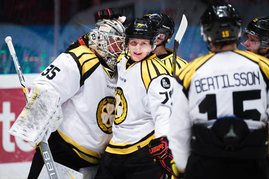 Brynäs målvakt David Rautio  och Daniel Mannberg jublar