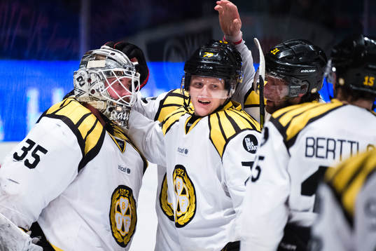 Brynäs målvakt David Rautio  och Daniel Mannberg jublar