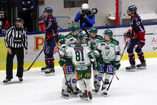 Färjestads Ilari Melart (tv) jublar med lagkamrater