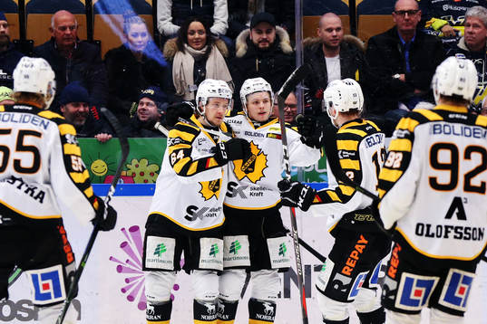 Skellefteås Tim Söderlund jublar med lagkamrater