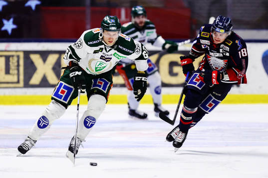 Färjestads Johan Ryno jagas av Linköpings Jacob Lilja