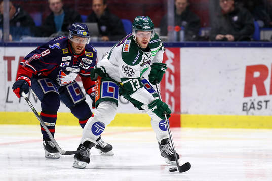 Linköpings Derek Roy jagar Färjestads Linus Persson