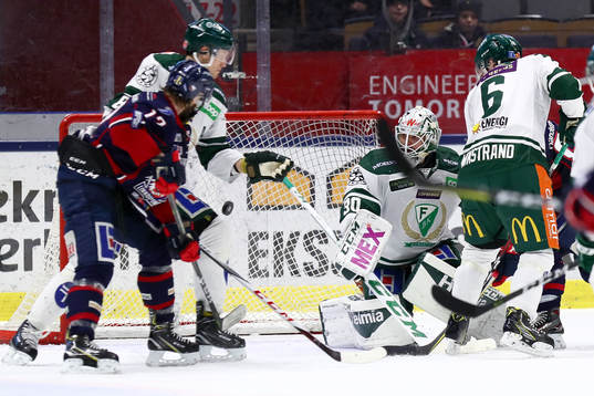 Linköpings Sebastian Karlsson (ej i bild) gör 1-1-målet