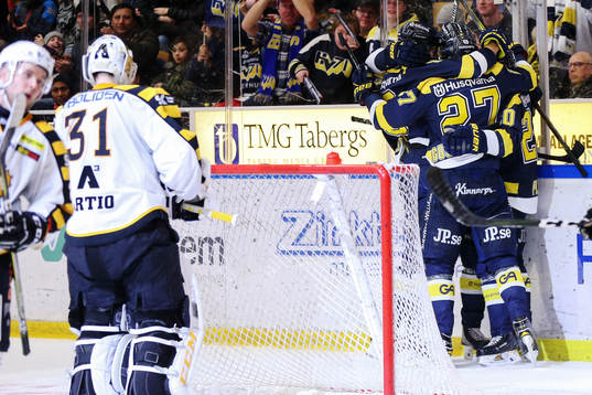 s Pierre Engvall jublar med lagkamrater