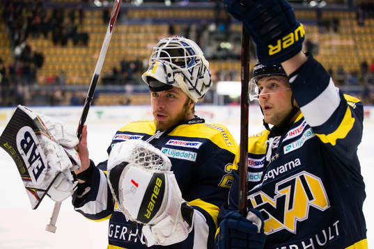 s målvakt Felix Sandström och Max Wärn jublar