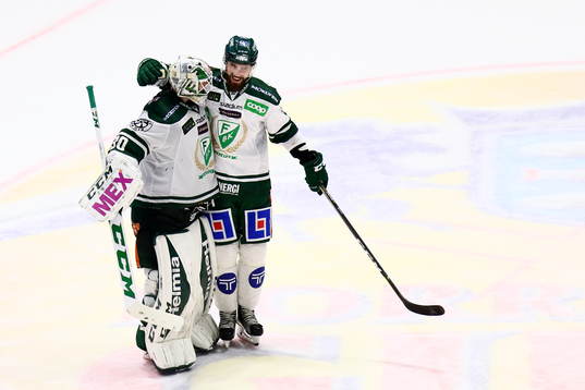 Färjestads målvakt Lars Haugen blir omkramad