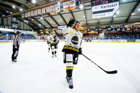 Kristian Forsberg of Stavanger Oilers celebrates scoring 3-2