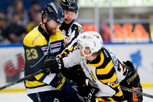 s Robin Figren i gruff med Skellefteås Sebastian Ohlsson
