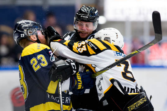 s Robin Figren i gruff med Skellefteås Sebastian Ohlsson