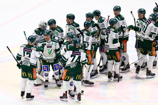 Färjestads spelare jublar och tackar målvakt Lars Haugen