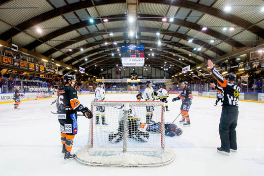 The referee awards a penalty to Anders Bastiansen of Frisk