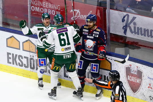 Färjestads Marcus Nilsson och Johan Ryno jublar intill