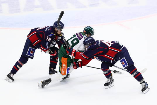 Färjestads Rasmus Asplund stoppas av Linköpings Jakob