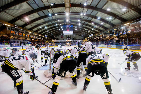The players of Stavanger Oilers gather in a circle
