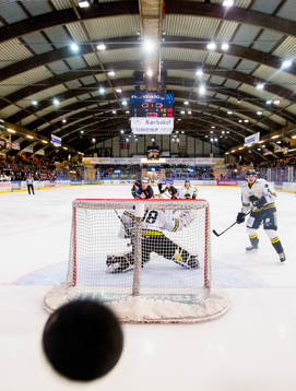 Anders Bastiansen of Frisk Asker shoots wide