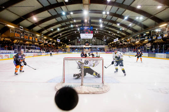 Anders Bastiansen of Frisk Asker shoots wide