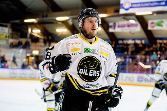 Lassi Kokkala of Stavanger Oilers celebrates scoring 3-1
