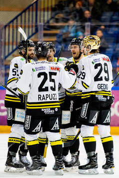 Lassi Kokkala of Stavanger Oilers celebrate with teammates