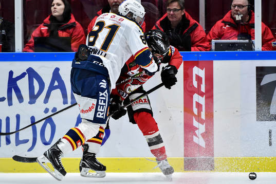 Djurgårdens Calle Ridderwall tacklar Malmö Redhawks Nils