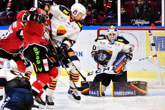 Malmö Redhawks Stefan Warg skjuter 1-1-målet Djurgårdens