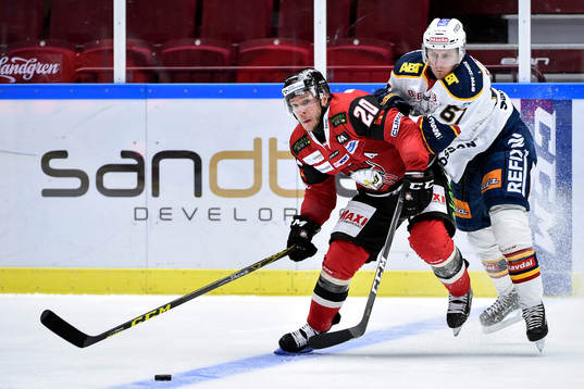 Malmö Redhawks Erik Forssell i kamp om pucken med