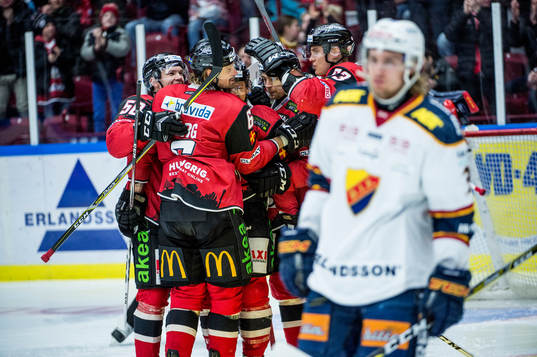 Malmö Redhawks Stefan Warg jublar med lagkamraterna