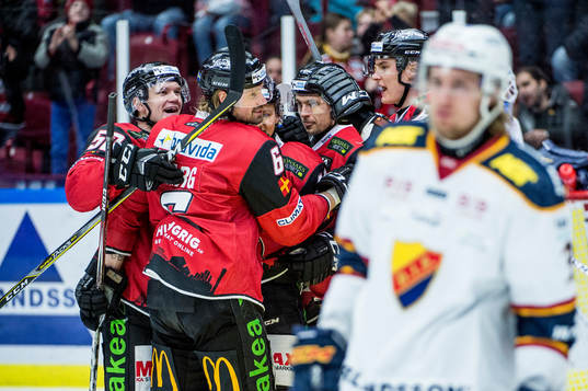 Malmö Redhawks Stefan Warg jublar med lagkamraterna