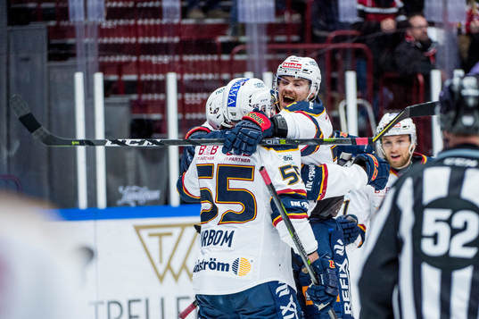 Djurgårdens Daniel Brodin jublar med lagkamraterna