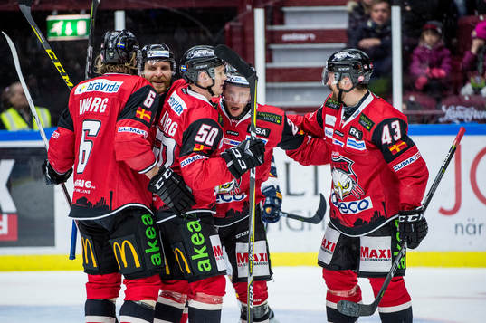 Malmö Redhawks Erik Forssell jublar med lagkamraterna