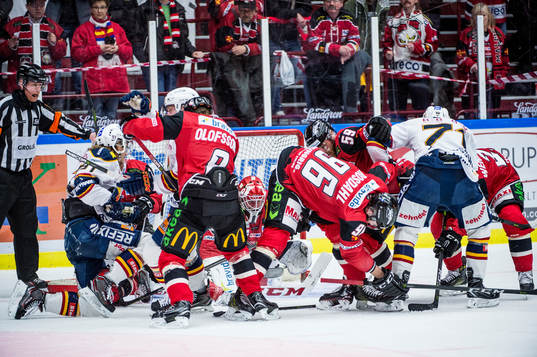 Rörigt framför Malmö Redhawks målvakt Jonas Gunnarsson