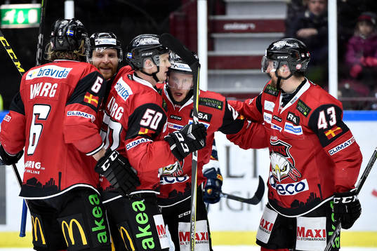 Malmö Redhawks Erik Forssell jublar med Stefan Warg,