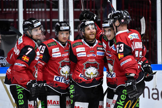 Malmö Redhawks Erik Andersson jublar med lagkamrater