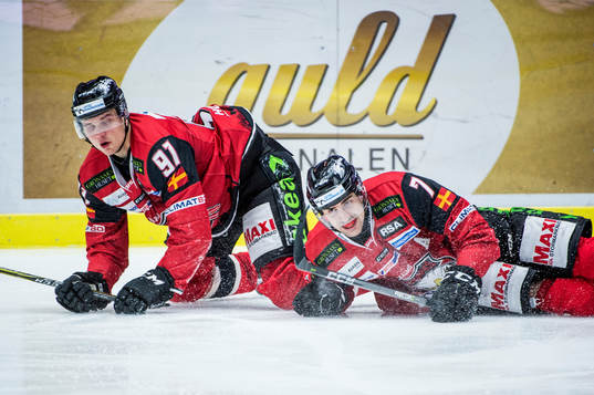 Malmö Redhawks Max Görtz och Nils Andersson på isen
