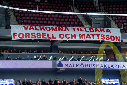 Fansen hälsade Erik Forssell och assisterande tränare