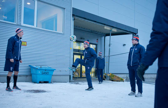 Växjös Arvid Lundberg värmer upp med fotboll