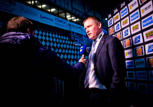 Örebros tränare Niklas Sundblad blir intervjuad av CMORE