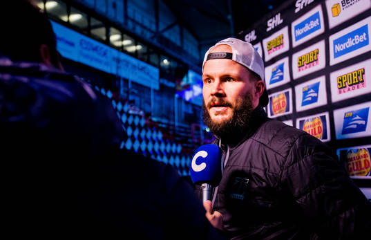 Örebros Johan Wiklander blir intervjuad av Cmore