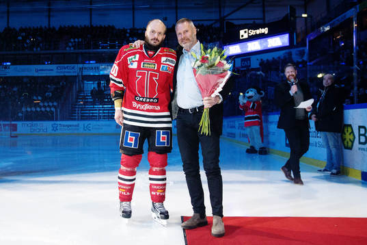 e match och hyllas