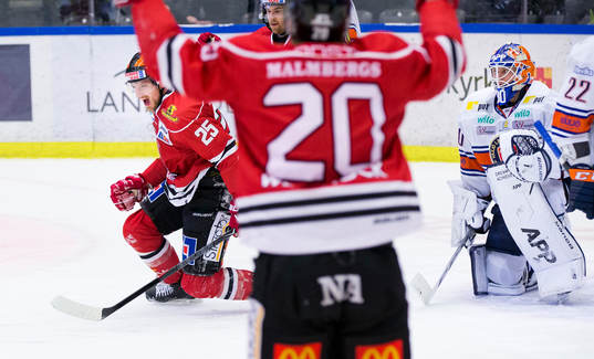 Örebros Anton Hedman gör 1-0 och jublar och Växjös