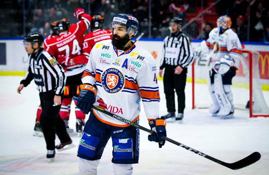 Växjös Daniel Rahimi deppar vid 1-0 målet som gjordes av
