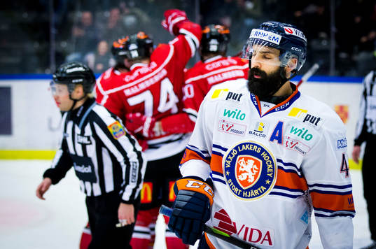 Växjös Daniel Rahimi deppar vid 1-0 målet som gjordes av