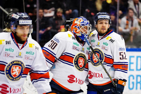 Växjös målvakt Viktor Fasth och Arvid Lundberg deppar