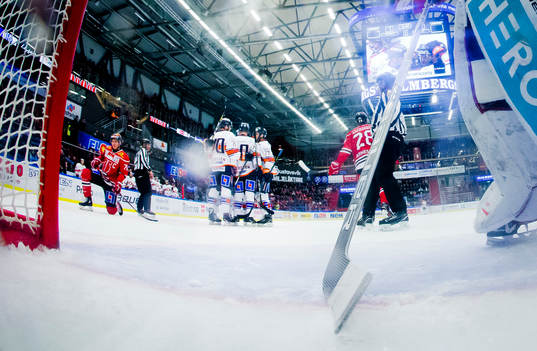 Växjös Elias Pettersson gör 1-1 och jublar och Örebros