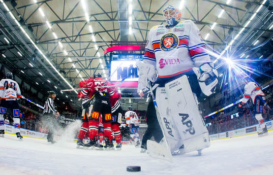 Örebros Anton Hedman gör 1-0 och jublar och Växjös