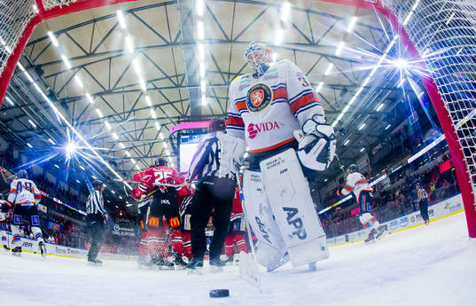 Örebros Anton Hedman gör 1-0 och jublar och Växjös