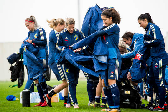 Spelarna tar på sig regnjackor